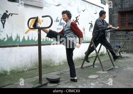 Exercices matinaux dans un vieux quartier chinois à Shanghai Banque D'Images