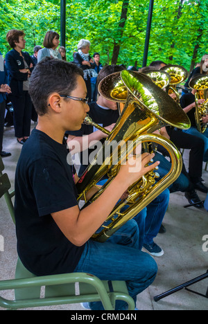 Journée mondiale de la musique, Paris, France, Jeune adolescent de profil, jouant d'un instrument de musique, lycéens français jouant dans , Festival national de musique, 'Fête de la musique', concert de musique classique dans les jardins du Luxembourg Banque D'Images