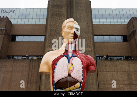La sculpture de Damien Hirst intitulé l'hymne de l'oeuvre, sur l'affichage à l'extérieur de la Tate Modern sur la rive sud de Londres. Banque D'Images