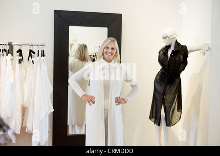 Portrait of a senior woman trying on clothes in Fashion Boutique Banque D'Images