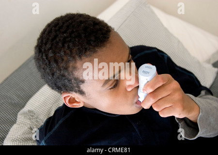 Un inhalateur ou puffer est un dispositif médical utilisé pour la prestation de médicament dans l'organisme par les poumons. Il est principalement utilisé dans le traitement de l'asthme et la bronchopneumopathie chronique obstructive (BPCO). Banque D'Images