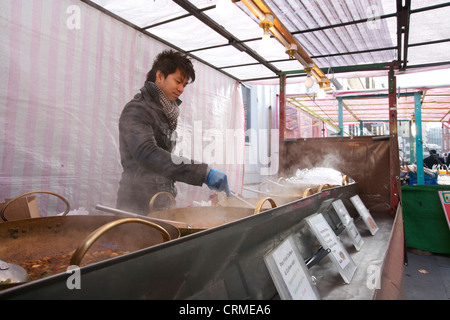 Young Asian man cuisson des aliments thaïlandais Banque D'Images