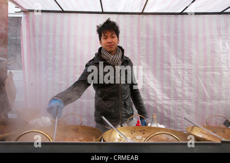 Portrait d'un jeune homme asiatique Cuisine à street food Banque D'Images