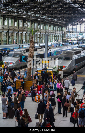 Paris, France, vue à angle élevé, foule de touristes voyageant sur la gare historique de Quay, T.G.V.Train à grande vitesse, Gare de Lyon, SNCF Banque D'Images