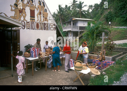 Carib Indiens caraïbes, les Indiens, les Indiens Carib, fournisseurs, marché artisanal, l'église Sainte Marie, Salybia, Territoire Carib, Dominique Banque D'Images