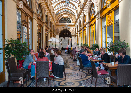 Paris, France, foule les femmes partage des repas dans le Bistro café-restaurant français à l'intérieur de la vieille galerie marchande 'passage Vivienne' Restaurant terrasse bondé, intérieur de café occupé Banque D'Images