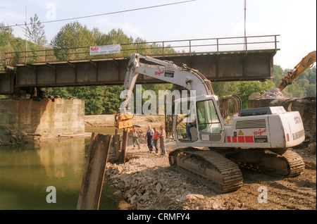 Pont de chemin de fer a été détruit par l'inondation en Saxe Banque D'Images