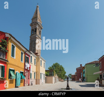 L'île de Burano Lagune de Venise célèbre pour les bâtiments et les maisons peintes aux couleurs vives et de la tour de Pise de Burano - Campanile de l'église de San Martino Banque D'Images