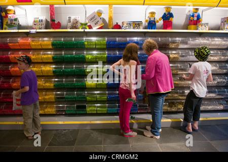 Les touristes à la recherche de morceaux de Lego traditionnels à l'intérieur de la boutique Lego, Legoland, BILLUND, Danemark Banque D'Images