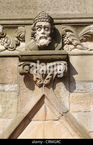 Tête sculptée en pierre sur la façade de l'église catholique romaine de St Mungo, Parson Street, Townhead, Glasgow, Écosse, ROYAUME-UNI Banque D'Images