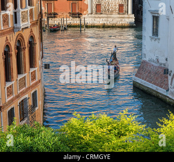 Gondole sur le Grand Canal se transformant en un canal latéral à Dorsoduro Venise Banque D'Images