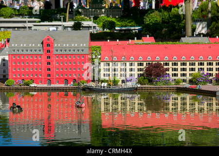 Bâtiments Lego rouge reflète dans l'eau, Miniland, Legoland, BILLUND, Danemark Banque D'Images