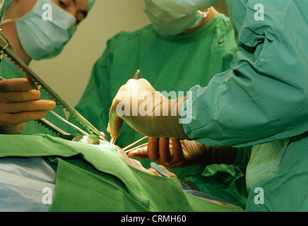 Les mains des chirurgiens pendant une chirurgie Banque D'Images