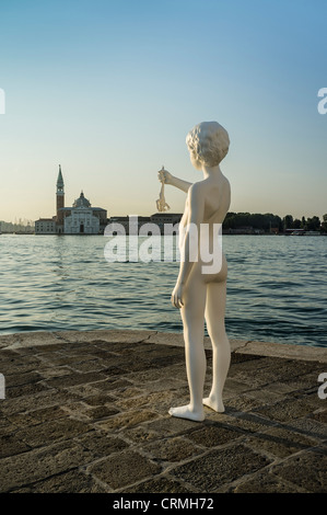 L'art contemporain à Venise Boy holding frog Dogana di Mare Banque D'Images