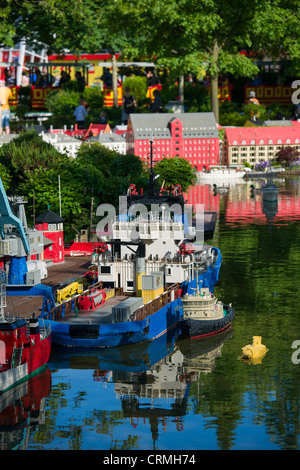 Lego flottante bateaux de marchandises au port de Miniland, Legoland, BILLUND, Danemark Banque D'Images