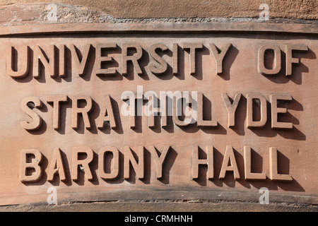 Panneau « University of Strathclyde Barony Hall » sculpté en grès rouge, Castle Street, Glasgow, Écosse, Royaume-Uni Banque D'Images