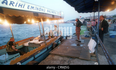 Les pêcheurs vendent du poisson frais à Istanbul Banque D'Images