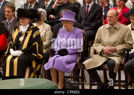 La reine Elizabeth II, le Prince Philip, duc d'Édimbourg et Lord Mayor Stella Brock regarder une performance à Exeter, Devon Banque D'Images