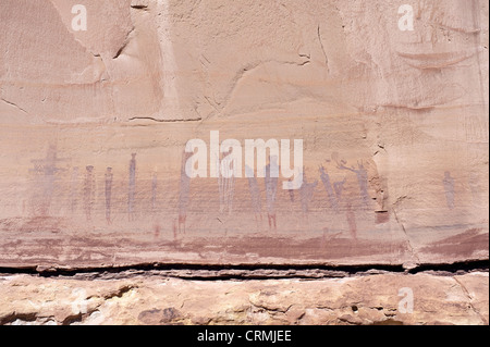 Scène de récolte des peintures de roche, le Labyrinthe, Utah, Canyonlands National Park, États-Unis Banque D'Images