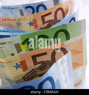 Différentes valeurs unitaires des billets en euros disposés sur une rangée et affichant différentes valeurs et couleurs Banque D'Images