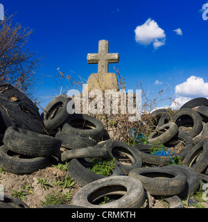 Croix de pierre et tas de pneus jetés, Auvergne-rhône-Alpes, France Banque D'Images