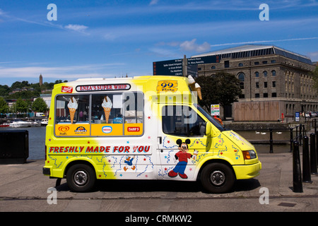 Ice Cream Van garé sur le port de Bristol quay side. Banque D'Images