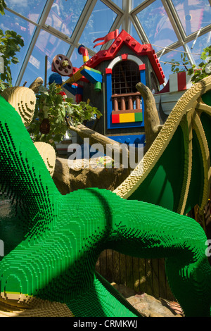 Dragon Lego et maison de l'arbre dans le hall de l'hôtel Legoland, le parc Legoland, à Billund, Danemark Banque D'Images