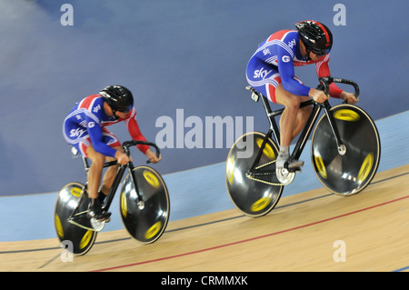 Sir Chris Hoy et Jason Kenny MBE concurrence sur le Men's Team-Sprint à la Coupe du Monde de Cyclisme sur piste de l'UCI, Vélodrome Olympique de Londres. Banque D'Images