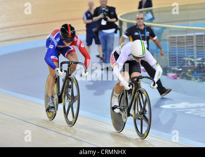 Victoria Pendleton MBE et Anna Meares dans le sprint femmes à la Coupe du Monde de Cyclisme sur Piste UCI 2012 Vélodrome Olympique, Londres. Banque D'Images