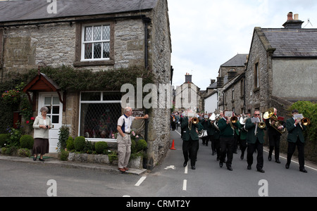 Youlgreave Village Band Marche dans le Village Banque D'Images
