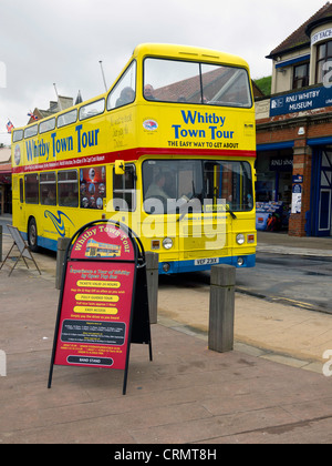 Une tête double decker bus local à Whitby, North Yorkshire UK quasi déserte par mauvais temps, Juin 2012 Banque D'Images