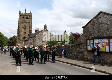 Le Village Band Marche dans le Derbyshire, Village de Cologny pour la bénédiction des pansements bien Banque D'Images