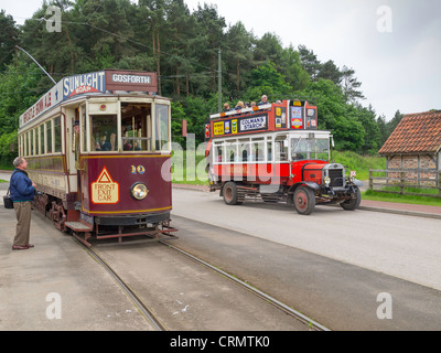 Simple pont restauré Gateshead Tram No.10 à Beamish Museum de la vie des habitants du Nord en attente à Pockerley et adopté par un bus réplique Banque D'Images