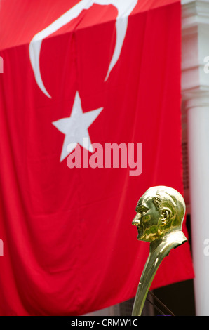 La Turquie, Trabzon. Mustafa Kemal Atatürk, fondateur de la République turque, maison musée. Buste de laiton d'Ataturk. Banque D'Images