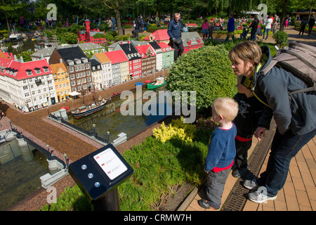 La mère et l'enfant à la maison en lego à Miniland, Legoland, BILLUND, Danemark Banque D'Images