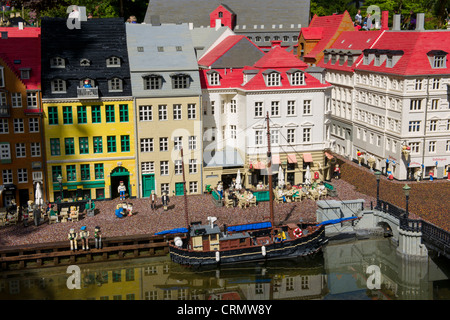 Bateau Lego passant maisons dans Miniland, Legoland, BILLUND, Danemark Banque D'Images