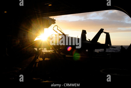 Aviation Boatswain's Mates (Handling) déplacer deux F/A-18C Hornets affectés à l'Escadron d'avions de frappe (VMFA) 323 en position sur un ascenseur à bord du porte-avions USS Nimitz (CVN 68). Nimitz est en cours de formation en préparation pour la Rim du Pacifique (RIMPAC) 2012, le plus grand exercice maritime international de worldÕs. Banque D'Images