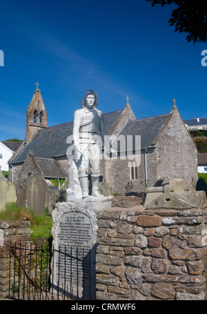 L'église St Cattwg avec canotiers Memorial en premier plan Port Eynon Péninsule de Gower Swansea County South Wales UK Banque D'Images