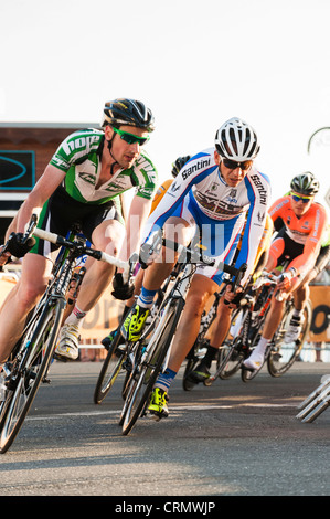 Les cyclistes professionnels en compétition dans la série événement, Halfords d''Aberystwyth, Pays de Galles UK Juin 2012 Banque D'Images