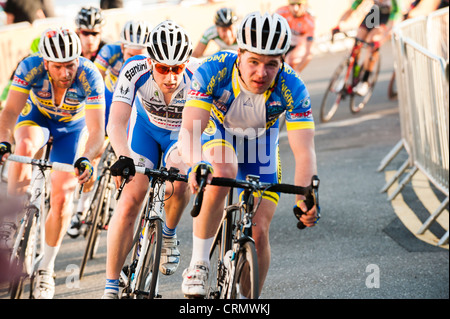 Les cyclistes professionnels en compétition dans la série événement, Halfords d''Aberystwyth, Pays de Galles UK Juin 2012 Banque D'Images