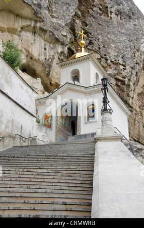 L'Ukraine, Sébastopol, ville de Bakhtchyssaraï. Upenski-Pecherski (hypothèse) Monastère de la grotte creusée dans la montagne. Banque D'Images