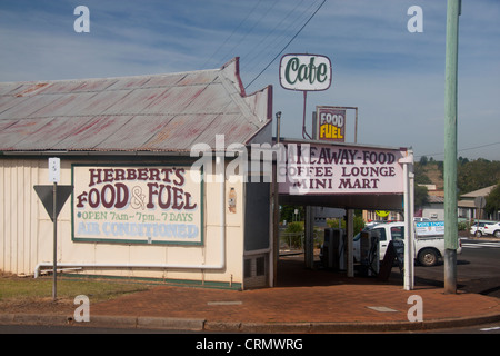 Magasin général et d'arrêt de carburant avec des panneaux peints à la main, Yarraman Queensland Australie Banque D'Images