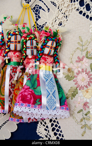 L'Ukraine, Odessa. Souvenirs textiles ukrainien typique de l'artisanat, la dentelle nappe et des poupées. Banque D'Images