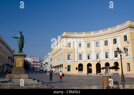 L'Ukraine, Odessa. Primorsky Boulevard, statue du duc de Richelieu. Banque D'Images