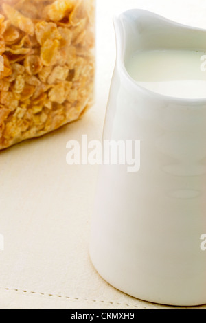 Délicieux et sain de sucre emballés Frosted Flakes et pot de lait Banque D'Images