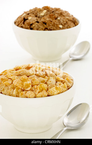 Délicieux et sain avec des flocons de maïs Sucre givré et Bran Flakes, servi dans un beau Bol café au lait français Banque D'Images