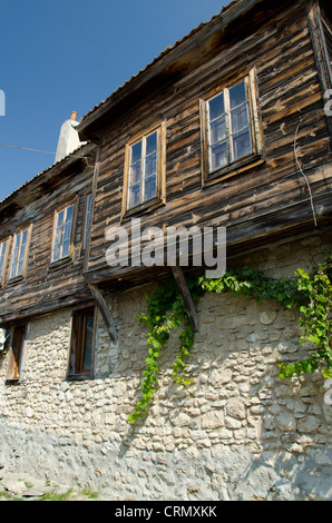 La Bulgarie, de Nessebar. Construction de style bulgare historique maisons avec base en pierre et en bois à l'étage supérieur. Ville de l'UNESCO. Banque D'Images