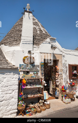 Trulli traditionnels boutique, Monti, Alberobello, province de Bari, dans la région des Pouilles, Italie Banque D'Images