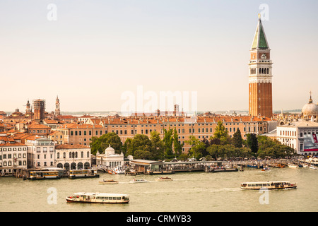 Le Campanile, et bateaux sur le bassin de San Marco, Venise, Italie Banque D'Images