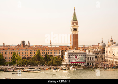 Le Campanile, et Yate, et bateaux sur le bassin de San Marco, Venise, Italie Banque D'Images